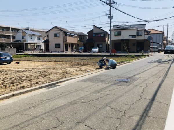 古家解体後の土地の測量始まる