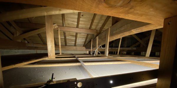 昭和63年築の屋根裏は「がらんどう」