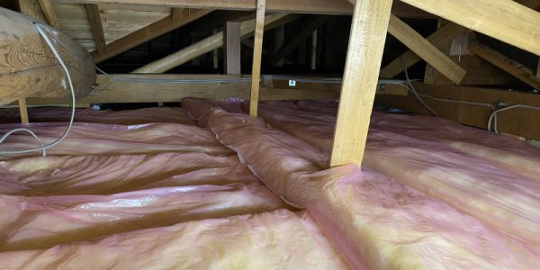 屋根裏に断熱材を敷き詰めてみた(^-^)